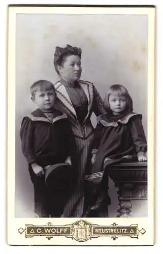 Fotografie C. Wolff, Neustrelitz, Schlossstrasse 14, Jenny mit ihren zwei Kindern