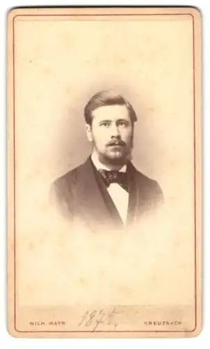 Fotografie Wich. Mayr, Kreuznach, Salinen-Promenade, Ernst Rüffer in Anzug und Fliege