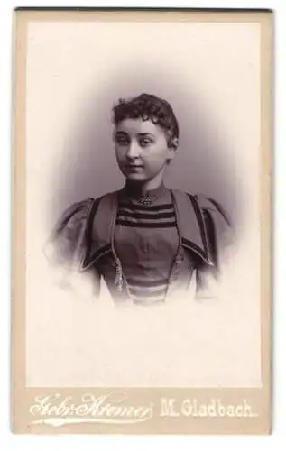 Fotografie Gebr. Kremer, M. Gladbach, Crefeldstrasse 88, Elisabeth Schwarz geb. Thielen in tailliertem Kleid
