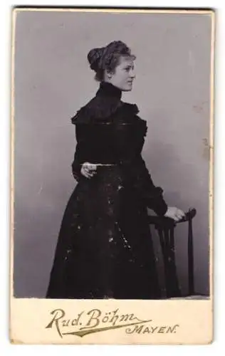 Fotografie Rud. Böhm, Mayen, Gerda Degen in schwarzem Kleid