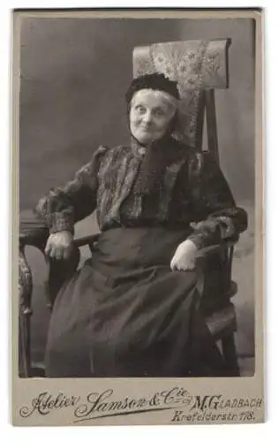 Fotografie Atelier Samson & Cie, M. Gladbach, Krefelderstr. 178, Frau Thielen auf einem Stuhl sitzend