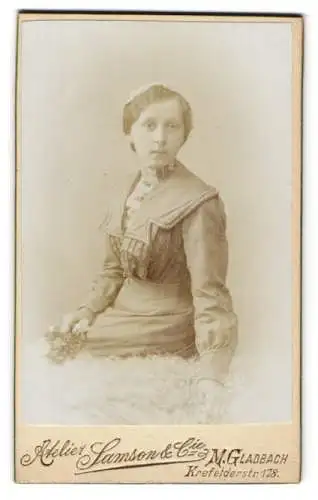 Fotografie Atelier Samson & Cie, M.Gladbach, Krefelderstr. 178, Martha Thielen auf einem Fell sitzend