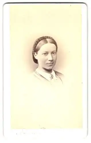 Fotografie Taeschler-Signer, St. Gallen, Theaterplatz, Anna Gistamer im Porträt