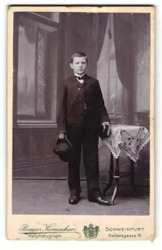 Fotografie Bauer Kornacher, Schweinfurt, Hellersgasse 9, Nicko Spiess mit Hut in der Hand