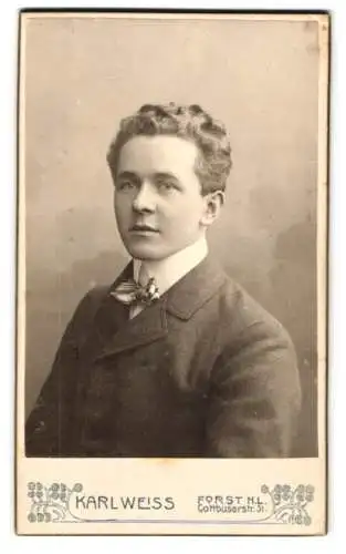 Fotografie Karl Weiss, Forst /N. L., Cottbuserstr. 31, Curt in Anzug und Fliege