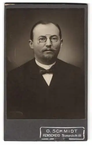 Fotografie O. Schmidt, Remscheid, Bismarckstr. 88, Herr Flamme mit Zwicker