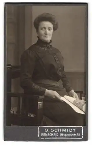 Fotografie O. Schmidt, Remscheid, Bismarckstr. 88, Frau Flamme mit Heft in der Hand