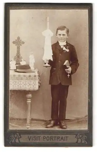 Fotografie unbekannter Fotograf und Ort, Anton Wägele mit Kommunionskerze