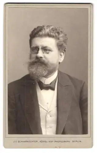 Fotografie J. C. Schaarwächter, Berlin, Leipziger Str. 130, Richard Henning mit Brille und Vollbart