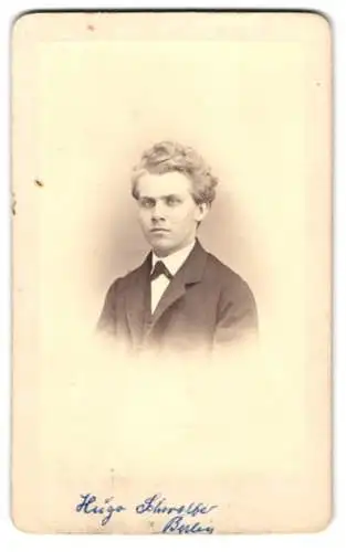 Fotografie T. Bergemann, Berlin, Friedrichs-Strasse 77, Hugo Schwalbe im Anzug