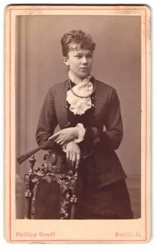 Fotografie Philipp Graff, Berlin, Jerusalemer Str. 18, Else in kariertem Kleid