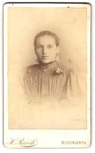 Fotografie H. Ranck, Kitzingen am Main, Bahnhofstrasse, Porträt einer jungen Frau