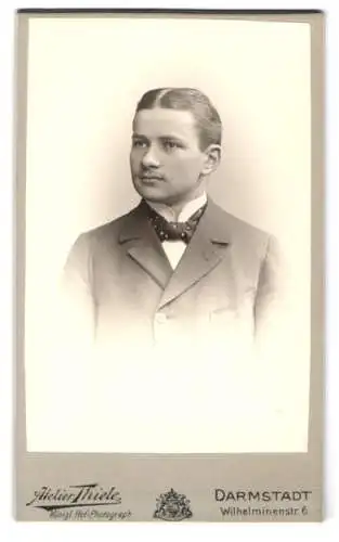 Fotografie Atelier Thiele, Darmstadt, Wilhelminenstr. 6, Th. Wolff mit gepunkteter Krawatte
