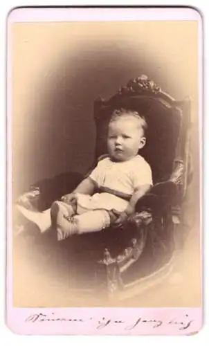 Fotografie Otto Reitmayer, München, Kaufinger-Strasse 9, Kleinkind auf gepolstertem Stuhl
