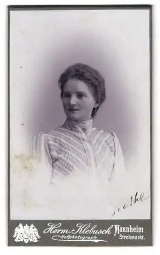 Fotografie Herm. Klebusch, Mannheim, Strohmarkt 4-5, Käthe in gestreiftem Kleid