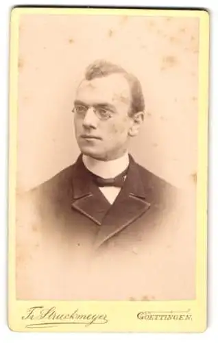 Fotografie Fr. Struckmeyer, Göttingen, Wendenstrasse 5a, L. Scharfe mit Brille