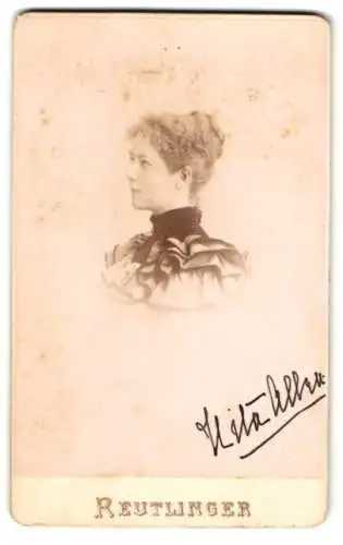 Fotografie Reutlinger, Paris, 21 Boulevard Montmartre, Hila Allan im Profil