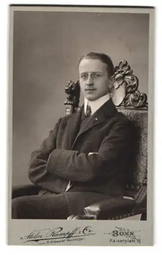 Fotografie Atelier Rumpff & Co., Bonn, Kaiserplatz 16, Curt Wenborne mit Zwicker