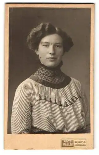 Fotografie Fritz Möller, Halle /S., Alte Promenade 1, Wally Fischer in gestreiftem Kleid