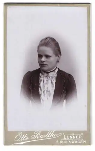 Fotografie Otto Radtke, Lennep, Hückeswagen, Milli in hochgeschlossenem Kleid