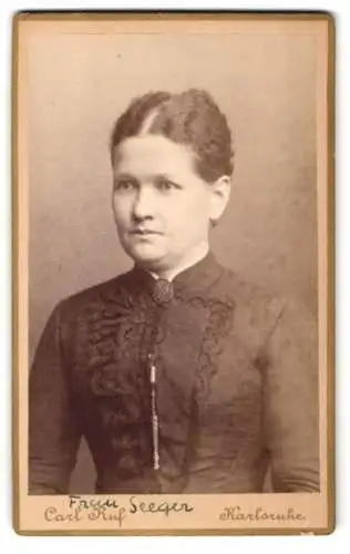 Fotografie Carl Ruf, Karlsruhe, Amalienstrasse 26, Frau Seeger im taillierten Kleid