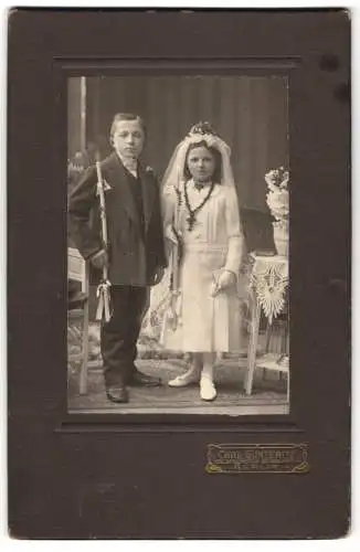 Fotografie Carl Günteritz, Berlin, junger Knabe und seine Schwester zu ihrer Kommunion im Kleid mit Schleier und Anzug