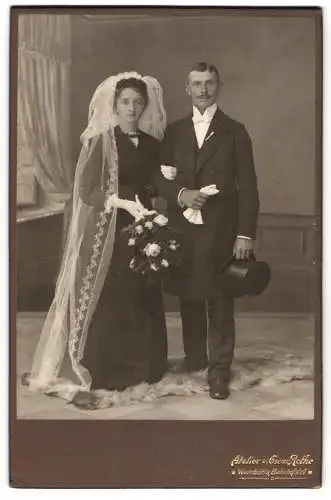 Fotografie Oscar Rothe, Weinböhla, junges Hochzeitspaar im schwarzen Brautkleid und im Anzug mit Zylinder