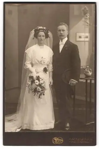 Fotografie A. Rosenkranz, Heidenau, Ehepaar im Hochzeitstag im Brautkleid und im Anzug mit Chapeau Claque