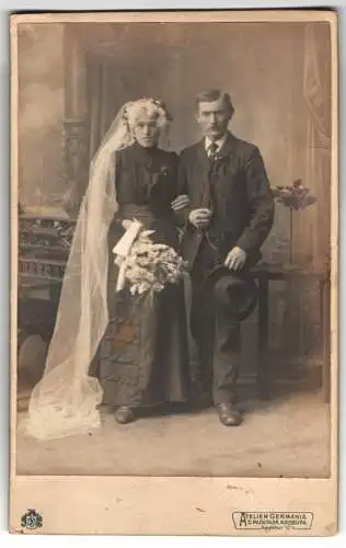 Fotografie S. Muschler, Augsburg, älteres Hochzeitspaar im schwarzen Brautkleid mit Brautstrauss