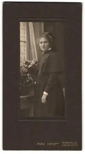 Fotografie Max Holdt, Pirna a. E., junge Nonne im Habit mit Kruzifix um den Hals
