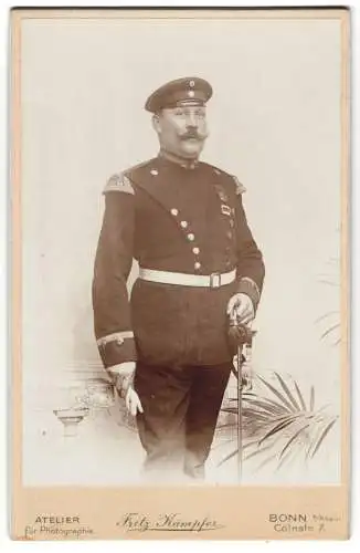 Fotografie Fritz Kämpfer, Bonn a. Rh., Uffz. in Musiker Uniform mit Orden und Gefechtspange
