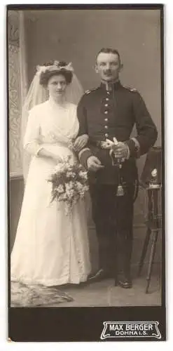 Fotografie Max Berger, Dohna i. S., sächsischer Uffz. in Uniform nebst Pickelhaube Rosshaarbusch, Kriegshochzeit