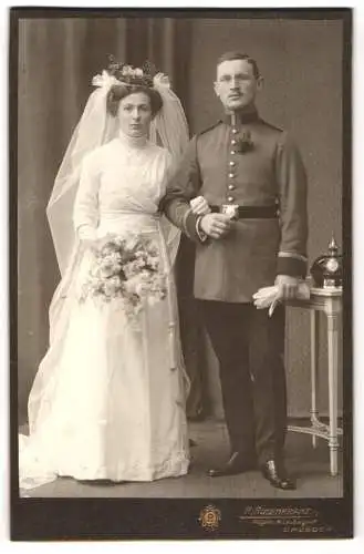 Fotografie R. Rosenkranz, Dresden, sächsischer Uffz. in Uniform mit Pickelhaube