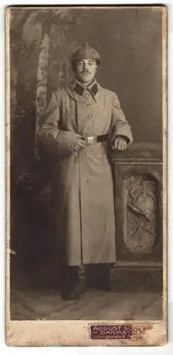 Fotografie Atelier Wolff, Darmstadt, Soldat in Feldgrau Mantel mit Artillerie Pickelhaube Tarnbezug zum Kriegsausmarsch