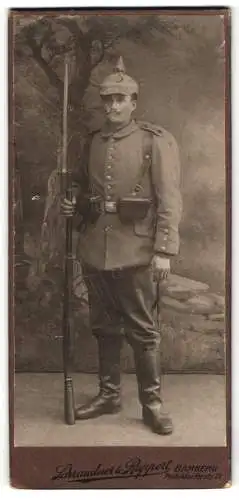 Fotografie Schraudner & Ruppert, Bamberg, Soldat Johann Goppert in Uniform Rgt. 5, Pickelhaube Tarnbezug Kriegsausmarsch