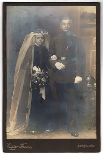 Fotografie Gustav Krenz, Schirgiswalde, sächischer Soldat in Feldgrau Uniform, Pickelhaube Artillerie, Kriegshochzeit