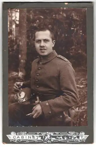 Fotografie junger Soldat in Feldgrau Uniform mit Artillerie Ersatz Pickelhaube Preussen, Kriegsausmarsch