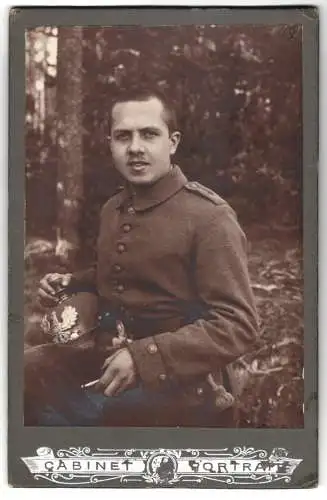 Fotografie junger Soldat in Feldgrau Uniform mit Artillerie Ersatz Pickelhaube Preussen zum Kriegsausmarsch