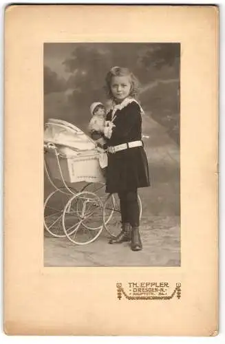 Fotografie Th. Eppler, Dresden, junges Mädchen im Samtkleid hebt ihre Puppe aus dem Puppenwagen wie die Mama