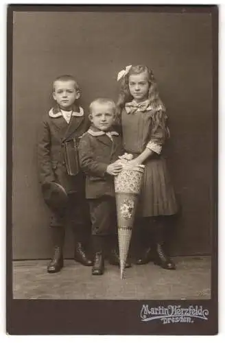 Fotografie Martin Herzfeld, Dresden, drei sächsische Kinder mit Zuckertüte zum Schulanfang