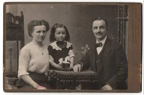 Fotografie Alfred Richter, Radebeul, Eltern mit ihrer Tochter samt Holzspielzeug Pferd