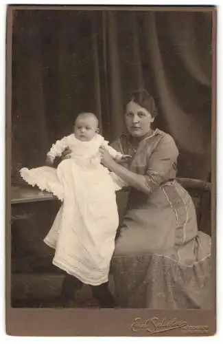 Fotografie Emil Schröter, Jüterbog, Mutter zeigt stolz ihr Kind im Atelier, Mutterglück