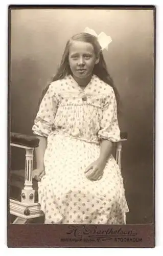 Fotografie H. Barthelson, Stockholm, junges Mädchen mit langen offenen Haaren und Haarschleife