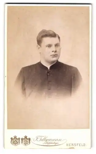 Fotografie F. Tellgmann, Hersfeld, junger Pastor im Talar