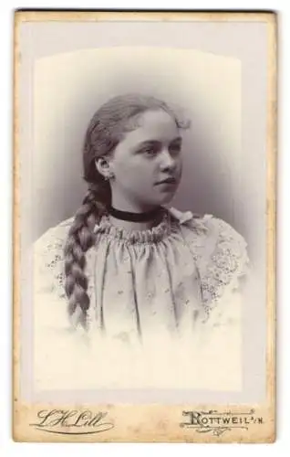 Fotografie L. H. Lill, Rottweil, junges Mädchen mit geflochtenem Zopf über der Schulter
