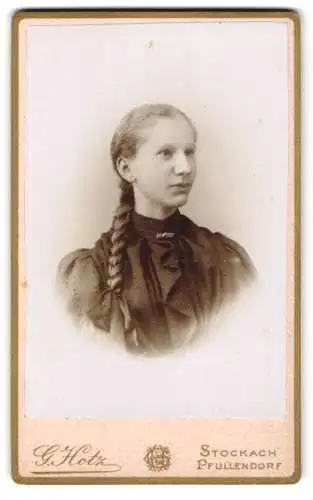 Fotografie G. Hotz, Stokach, junge Frau im schwarzen Kleid mit geflochtenen Haaren