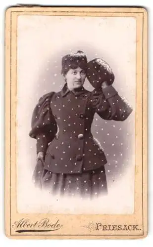 Fotografie Albert Bode, Friesack, junge Dame im Winterkleid mit Muff, Fotomontage Schnee im Atelier