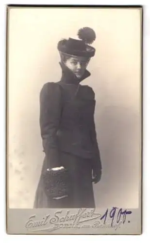 Fotografie Emil Schuffert, Borna, junge Frau Marie Keller im hochgeschlossenen Wintermantel mit Muff und Hut, 1900