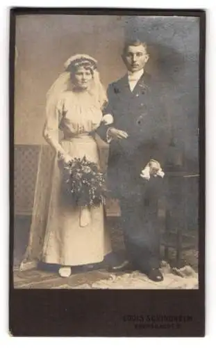 Fotografie Louis Schindhelm, Ebersbach i. S., sächsisches Brautpaar im Hochzeitskleid mit Brautstrauss
