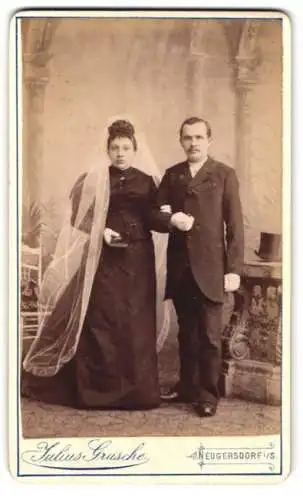 Fotografie Julius Grusche, Neugersdorf, junges Brautpaar im schwarzen Brautkleid und im Anzug nebst Zylinder